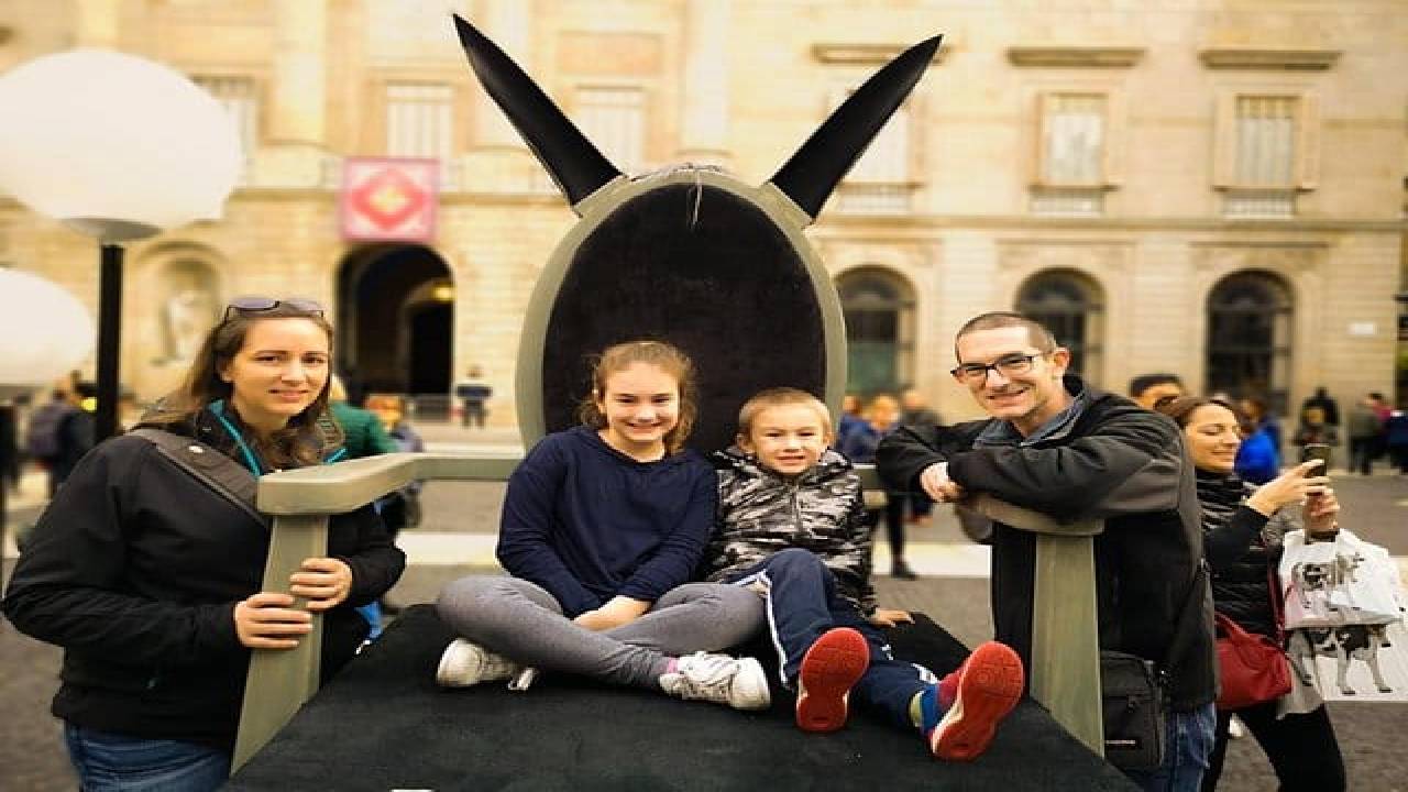 Family Private Tour: Churros, Hot Chocolate & Games in Barcelona