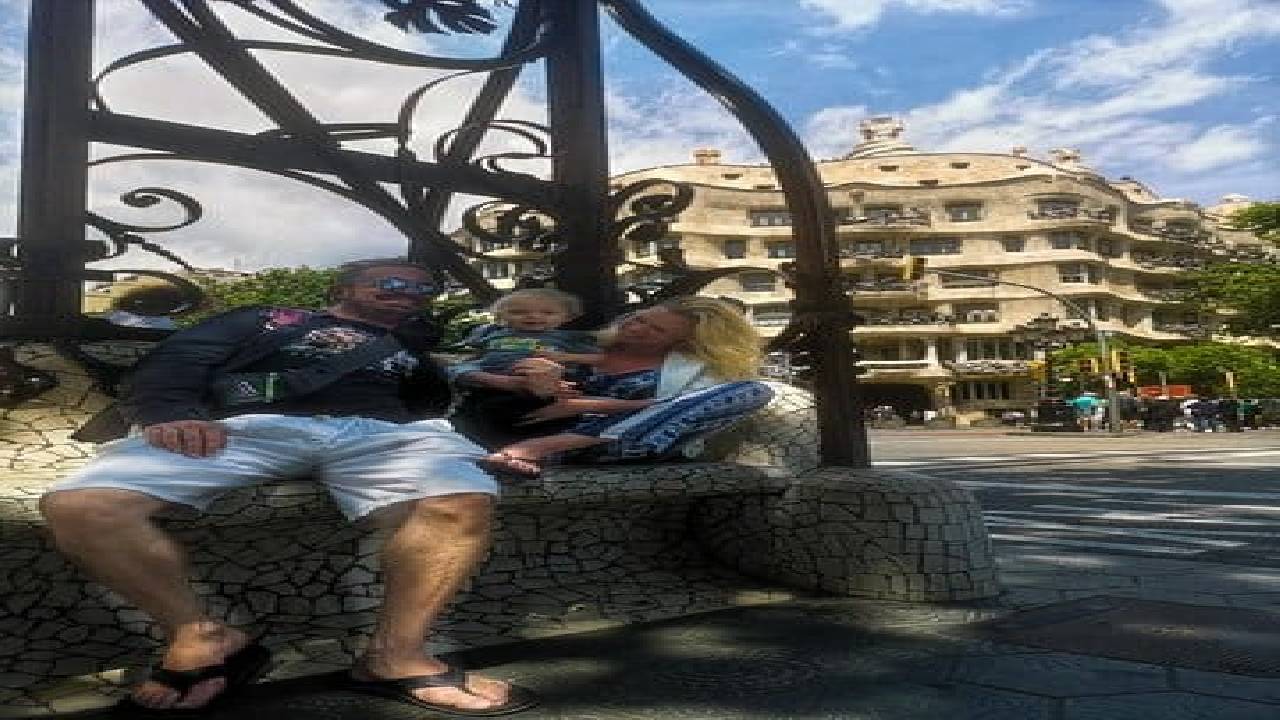 Family Private Tour: Churros, Hot Chocolate & Games in Barcelona