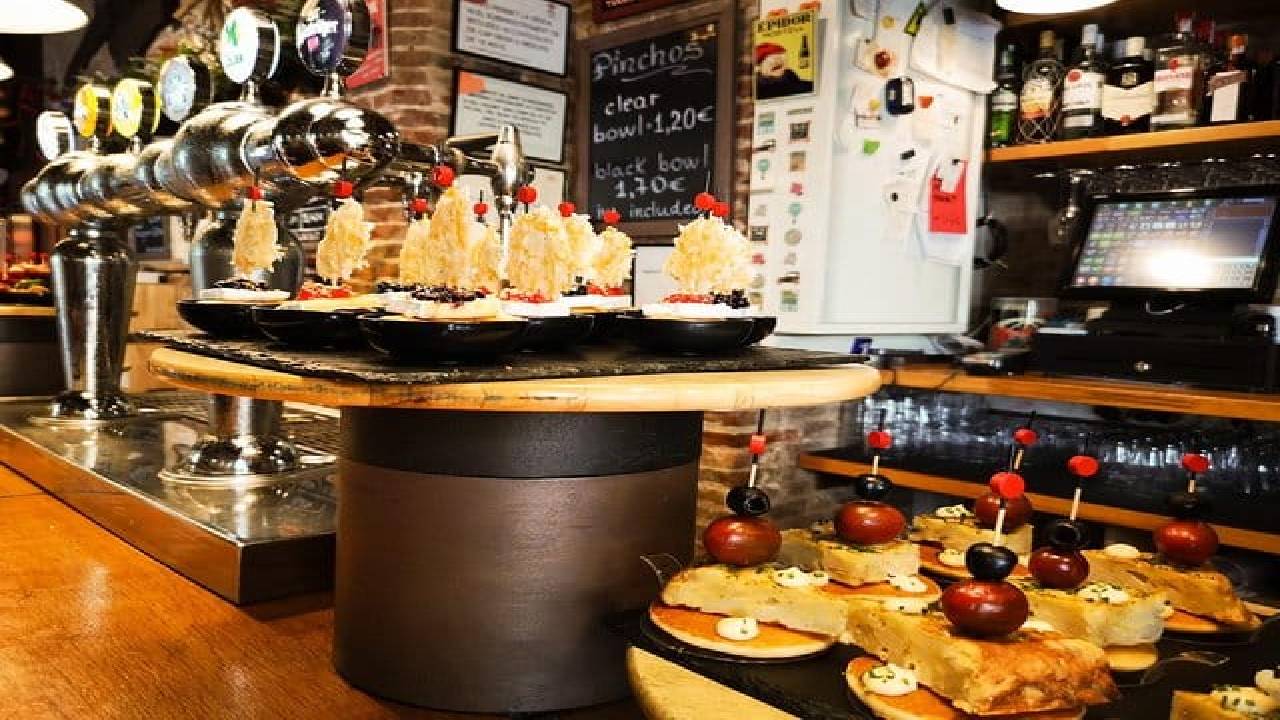 Food & Drink Private Tour of Barcelona in Traditional Taverns