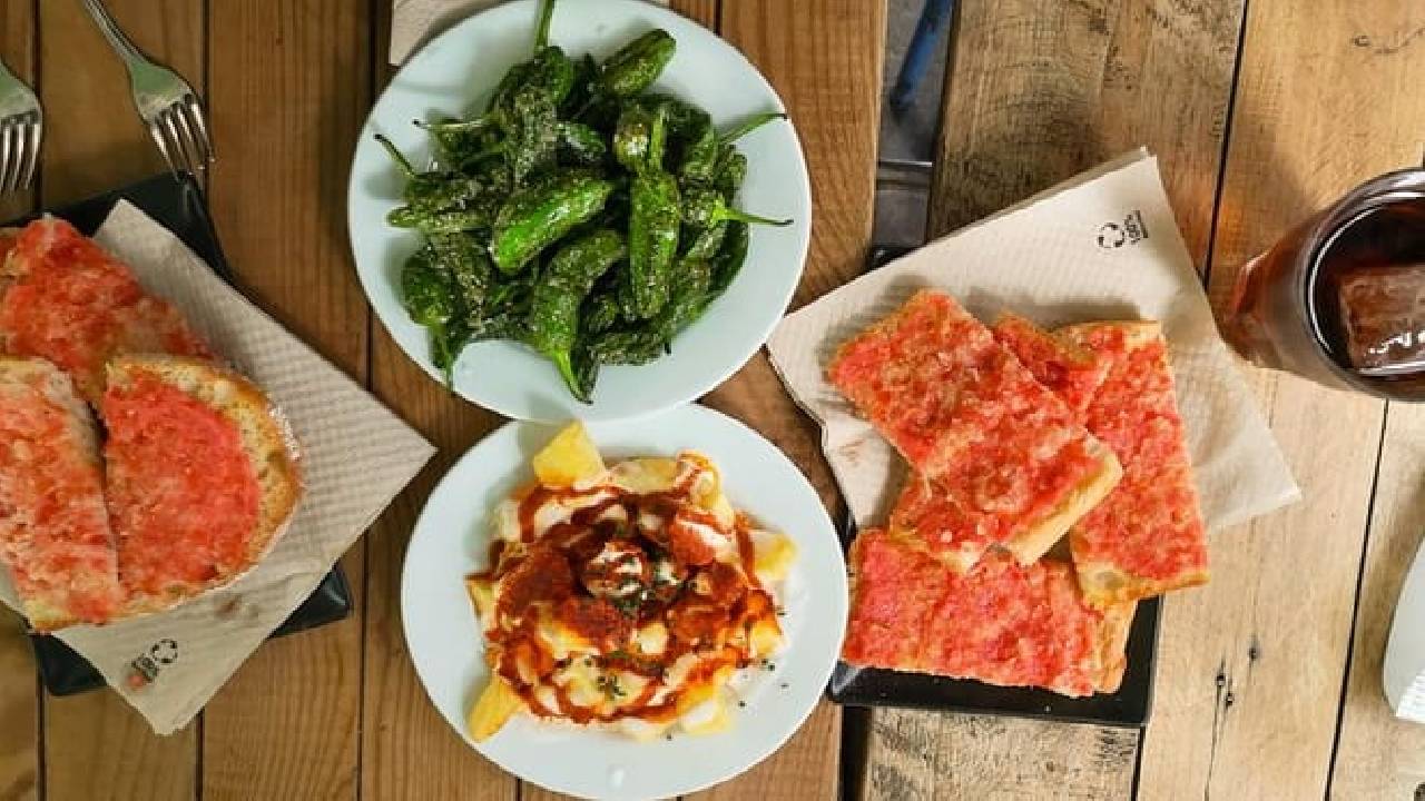 Food & Drink Private Tour of Barcelona in Traditional Taverns