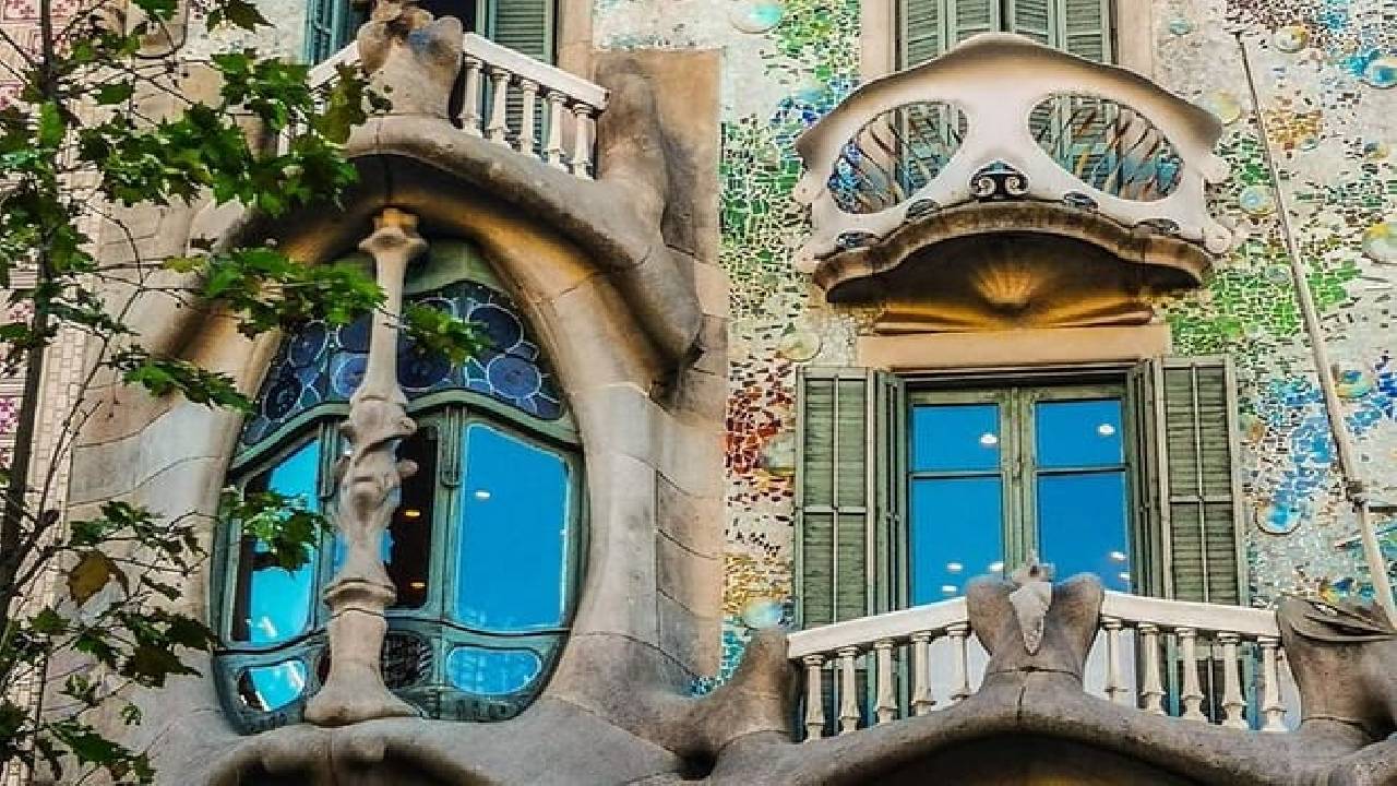 Gaudi houses Private Tour: La Pedrera & Casa Vicens Skip-the-Line