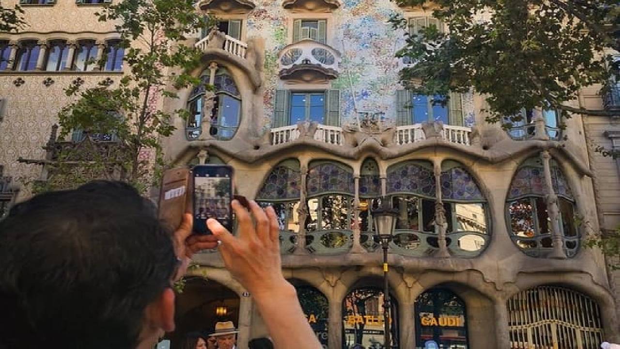 Gaudi houses Private Tour: La Pedrera & Casa Vicens Skip-the-Line