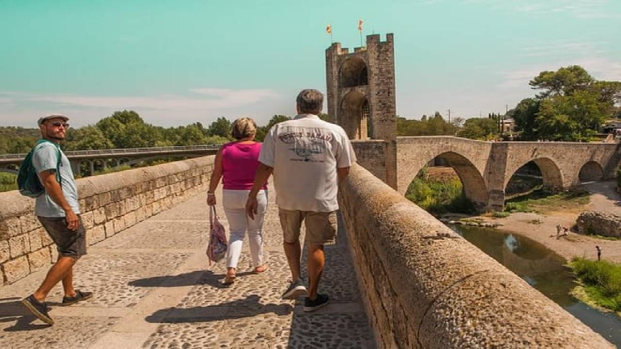 Girona, Medieval Villages & Lunch with Lake Views from Barcelona