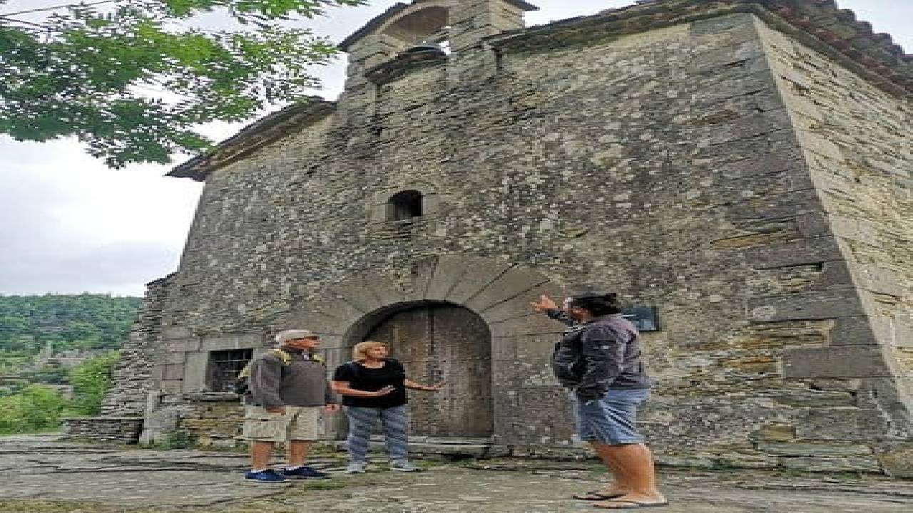 Girona, Medieval Villages & Lunch with Lake Views from Barcelona