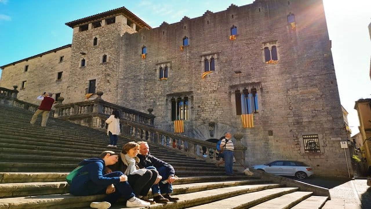 Girona, Medieval Villages & Lunch with Lake Views from Barcelona