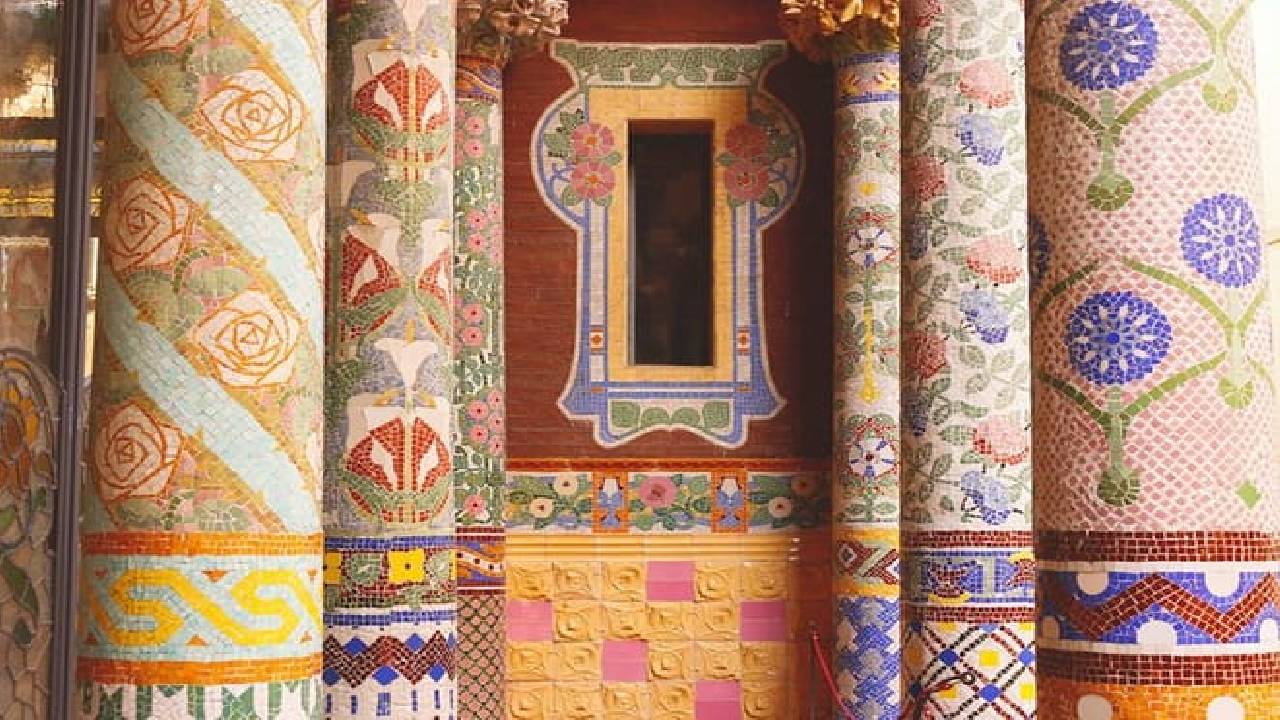 Barcelona Highlights & Secrets Private Tour with Tapa & Drink 