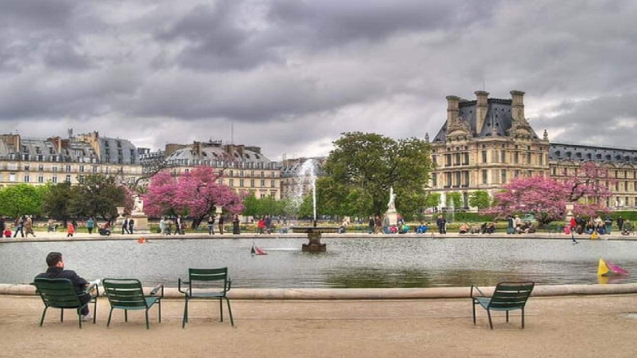 Paris Private Tour: Highlights, Top Quarters & Eiffel Tower