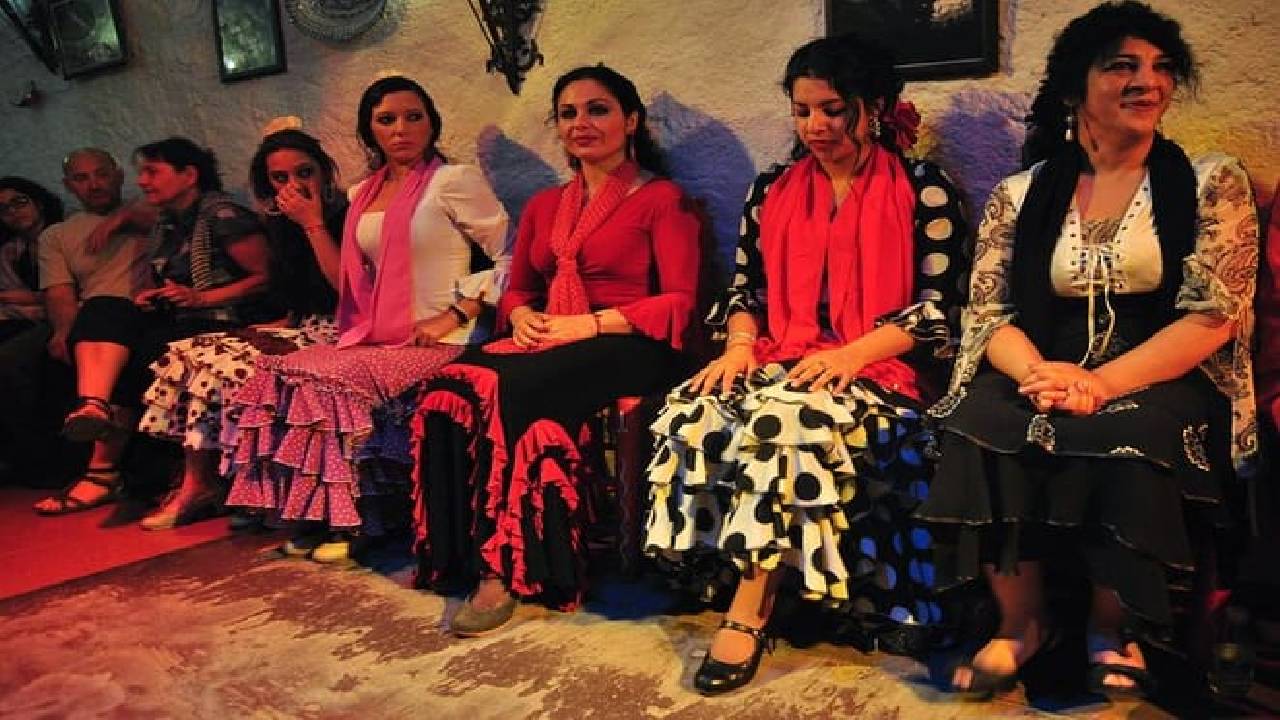 Tapas, Wine and Flamenco Private Tour in Barcelona 