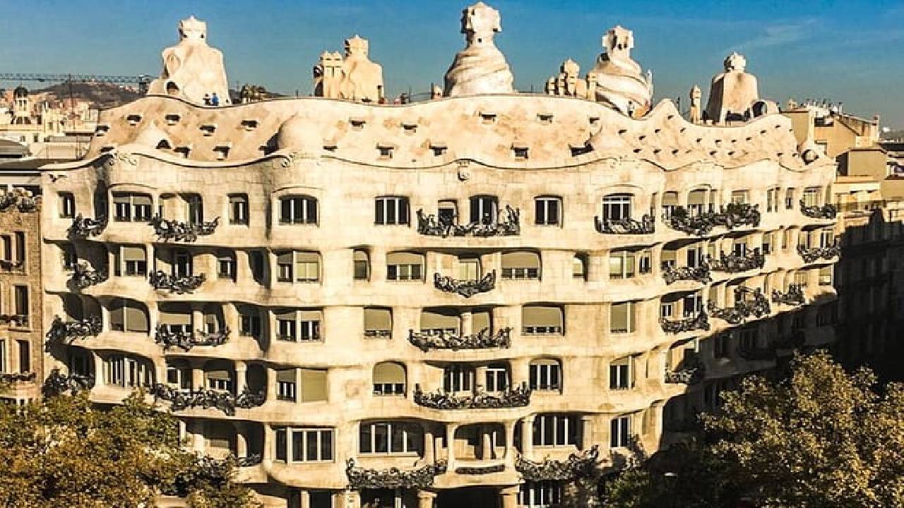 2-Day Tour: Gaudi & Sagrada Familia + Montserrat & Winery 