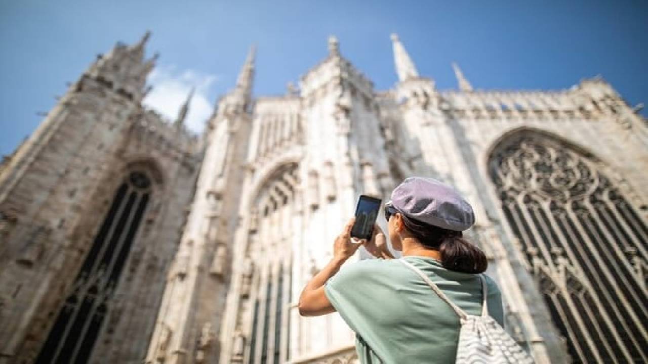 Highlights of Milano Private Walking Tour: Duomo, Castle & Gelato