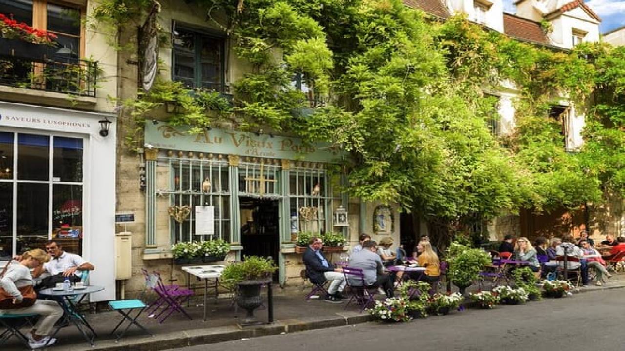 Paris Le Marais: Private French Food & Wine Walking Tour