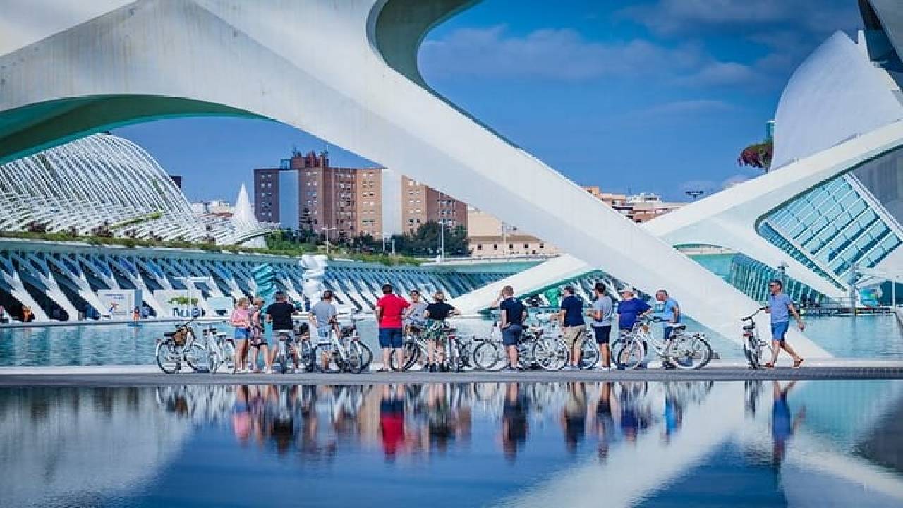 Valencia Private Bikes and E-Bikes Tour With Drinks