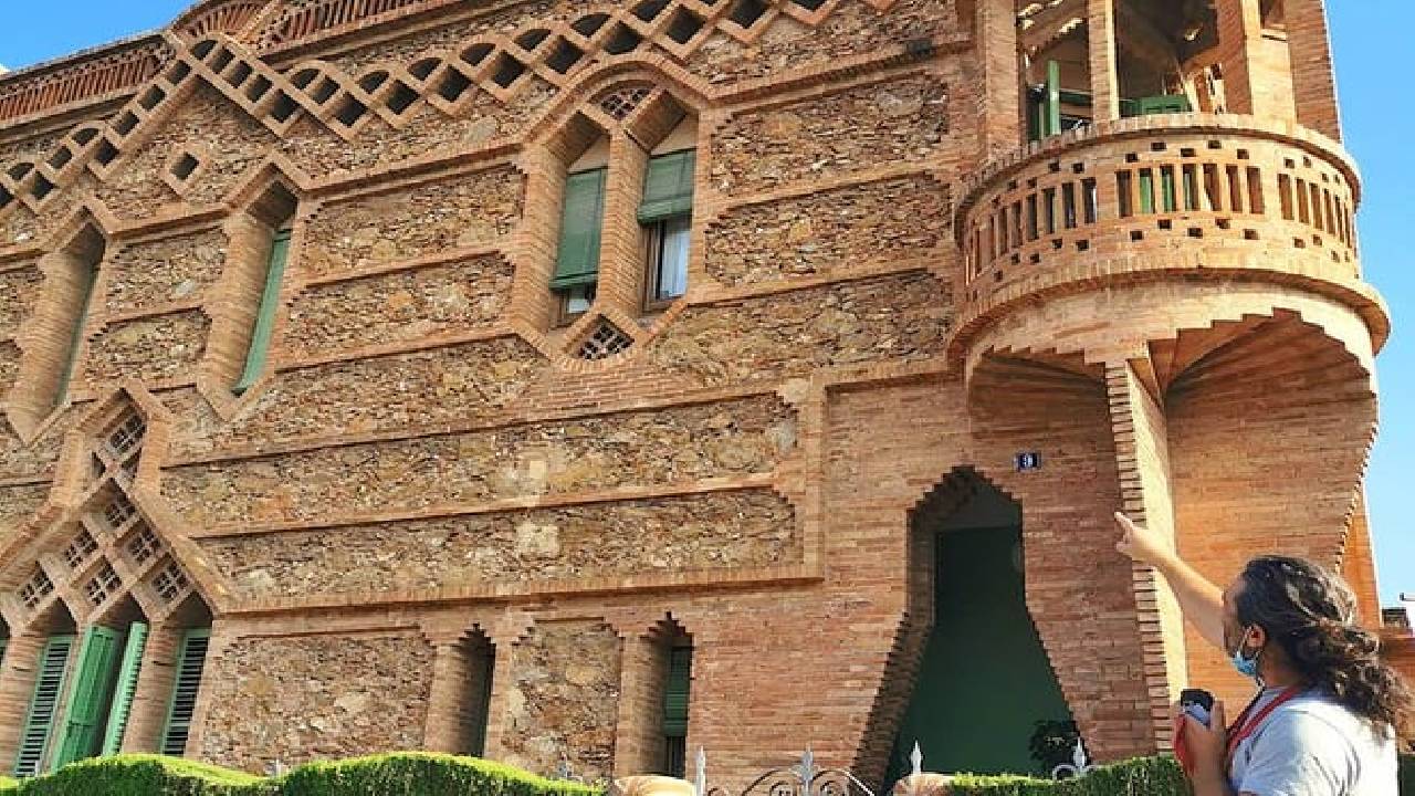 Private Montserrat and Gaudi's Crypt with Hotel Pickup
