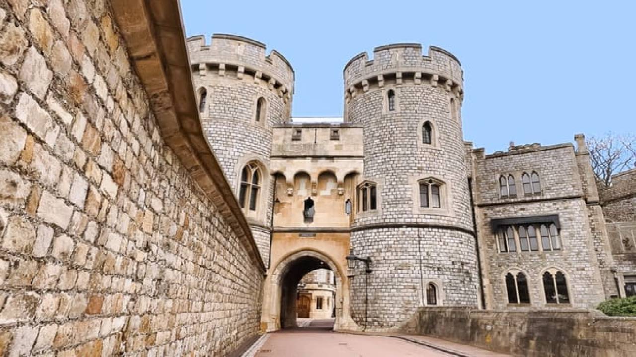 Stonehenge and Windsor Castle Day Tour from London