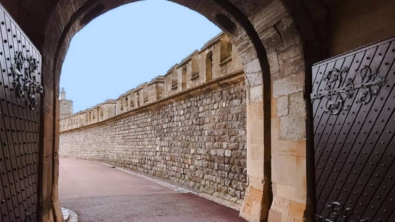Stonehenge and Windsor Castle Day Tour from London