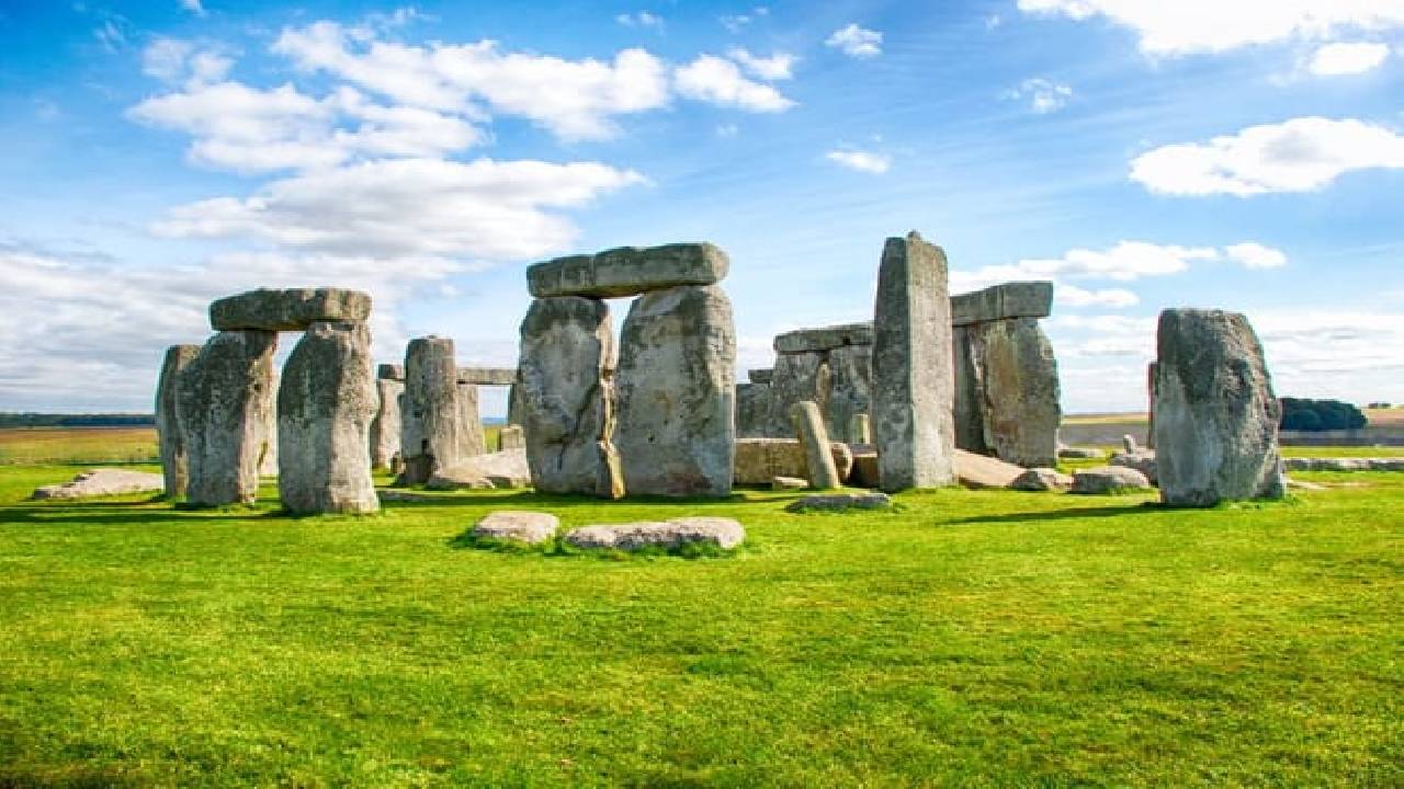 Stonehenge and Windsor Castle Day Tour from London
