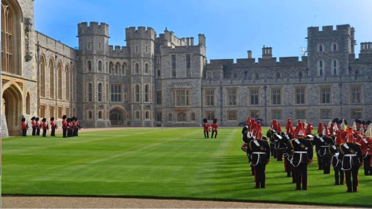 Stonehenge and Windsor Castle Day Tour from London