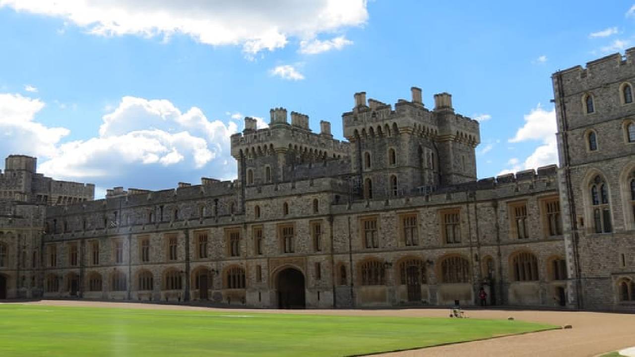 Stonehenge and Windsor Castle Tour from London with Entry Tickets