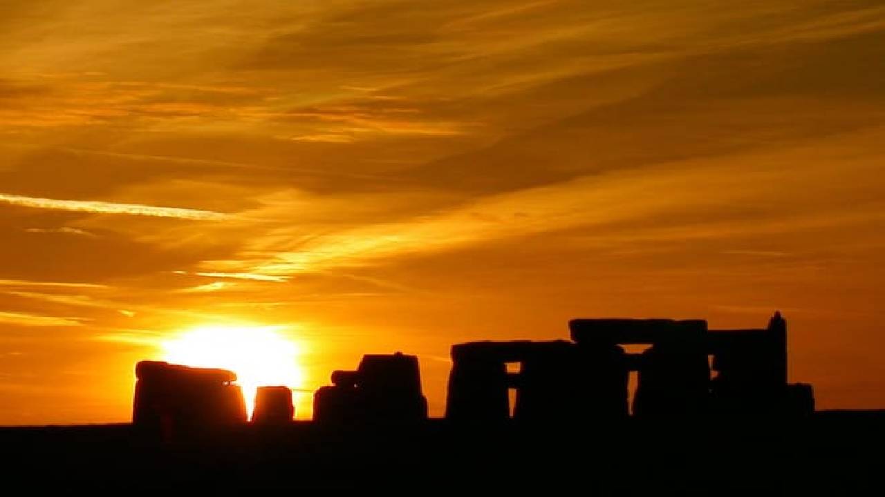 Stonehenge Special Access Guided Evening Tour from London