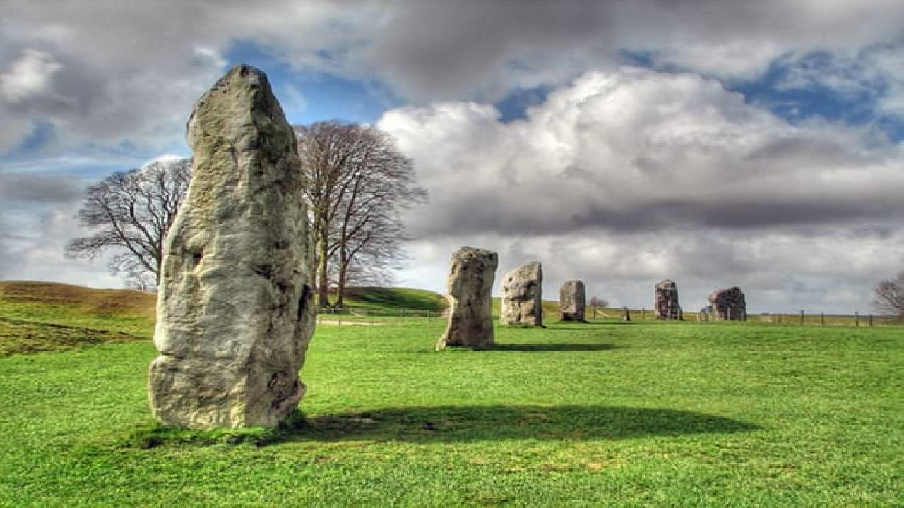 From London: Stonehenge & the Stone Circles of Avebury
