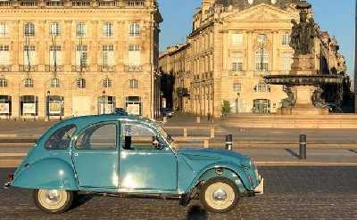 Private visit of Bordeaux's must-sees and hidden treasures in a classic Citroën 2cv