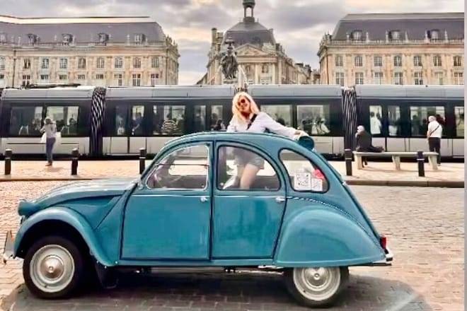 Private visit of Bordeaux's must-sees and hidden treasures in a classic Citroën 2cv