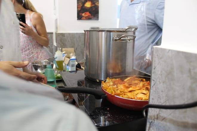 Cooking Class in Naples: Fettuccine Alfredo and Ravioli with Starter and Drink Included