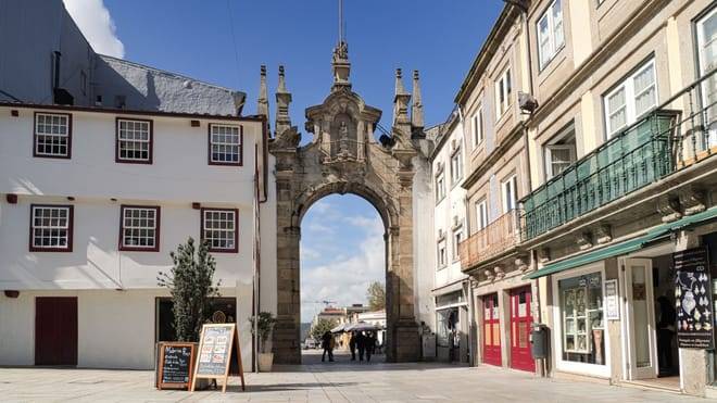 Guimarães & Braga Small Group Tour with Lunch and All Tickets Included