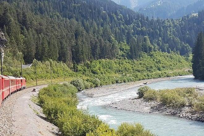 Glacier Express Panoramic Train Round Trip from Zürich With Private Guide 