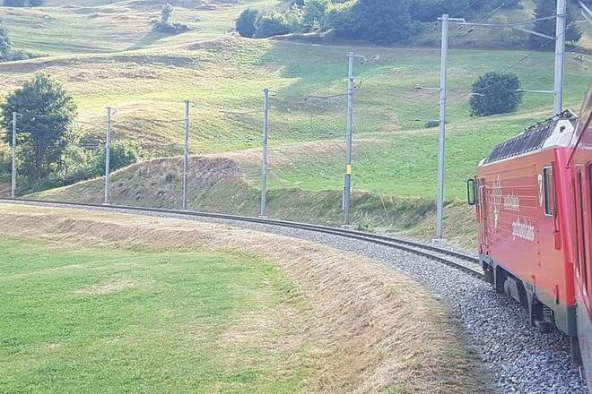 Glacier Express Panoramic Train Round Trip from Zürich With Private Guide 