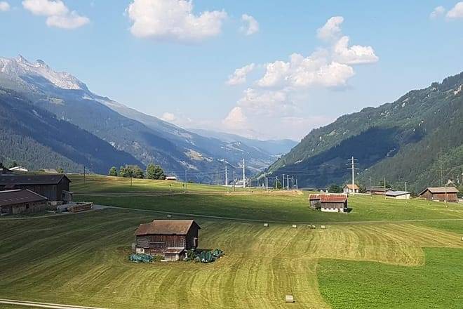 Glacier Express Panoramic Train Round Trip from Zürich With Private Guide 