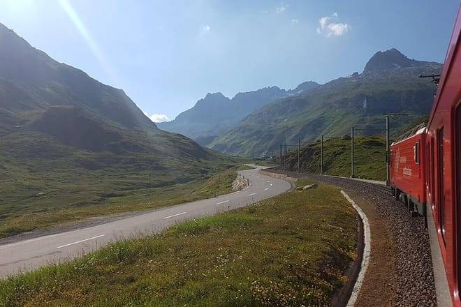 Glacier Express Panoramic Train Round Trip from Zürich With Private Guide 