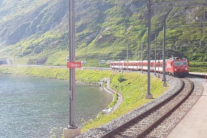 Glacier Express Panoramic Train Round Trip from Zürich With Private Guide 