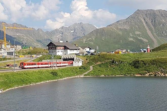 Glacier Express Panoramic Train Round Trip from Zürich With Private Guide 