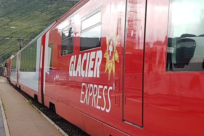 Glacier Express Panoramic Train Round Trip from Zürich With Private Guide 
