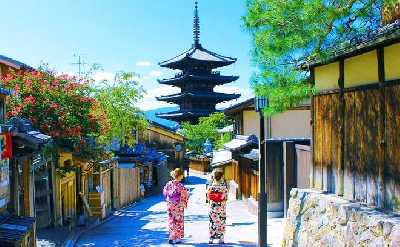 Historic Kyoto Walking Tour: Gion, Higashiyama & Kiyomizu-Dera