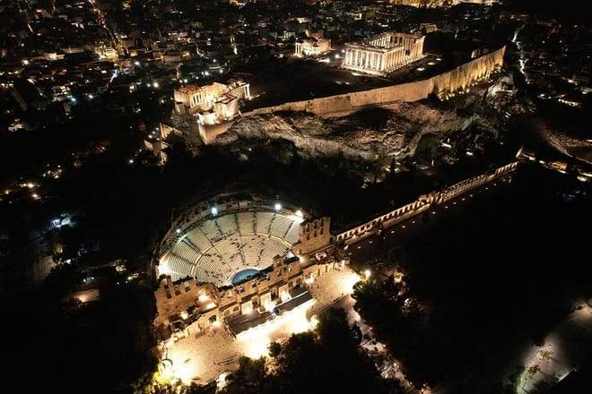 Athens at Night Small-Group Walking Tour with Dinner