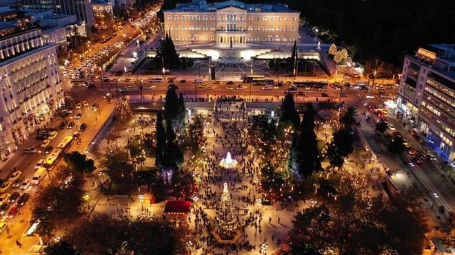 Athens at Night Small-Group Walking Tour with Dinner