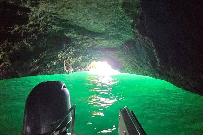 From Faro: Boat trip to Benagil Cave & Arches of Praia da Marinha