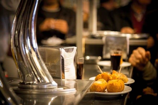 Madrid Local Tapas & History Tour with Dinner