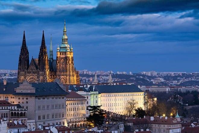 Munich to Prague Private Transfer with Sightseeing Stop