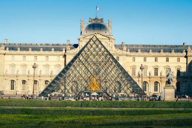 FRPA049 - English  Skip-the-line Notre-Dame Cathedral, Louvre, Paris City Tour