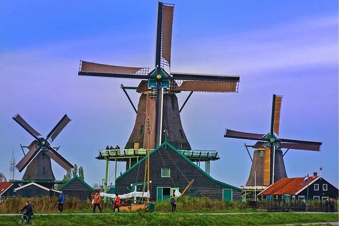 Guided Tour to Zaanse Schans, Volendam and Maken with Boat Ride