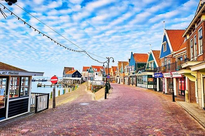 Guided Tour to Zaanse Schans, Volendam and Maken with Boat Ride