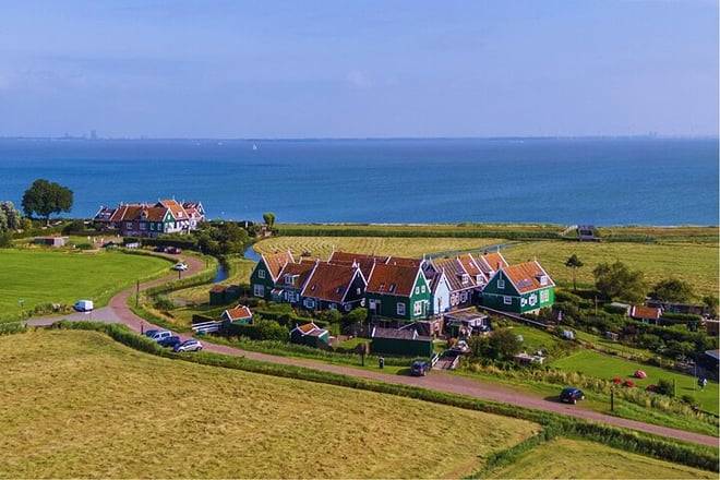 Guided Tour to Zaanse Schans, Volendam and Maken with Boat Ride