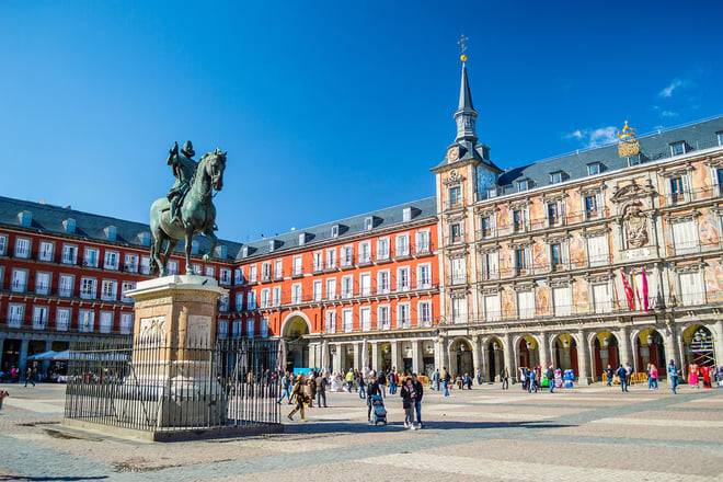 Madrid: Habsburg Old Town, Royal Palace Evening Walking Tour
