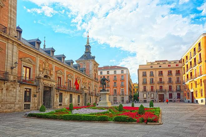 Madrid: Habsburg Old Town, Royal Palace Evening Walking Tour