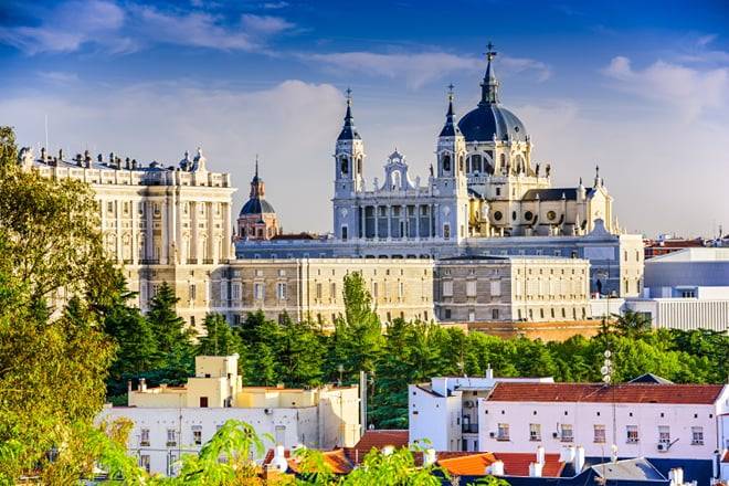 Madrid: Habsburg Old Town, Royal Palace Evening Walking Tour