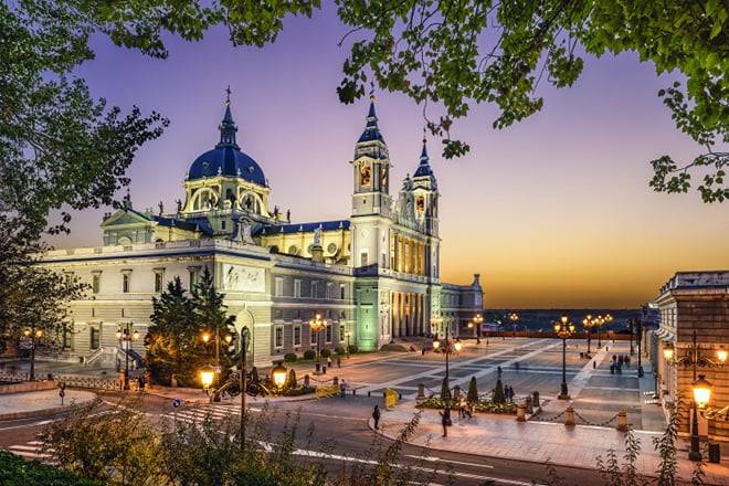 Madrid: Habsburg Old Town, Royal Palace Evening Walking Tour