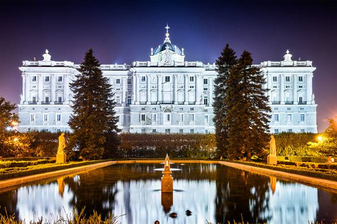 Madrid: Habsburg Old Town, Royal Palace Evening Walking Tour